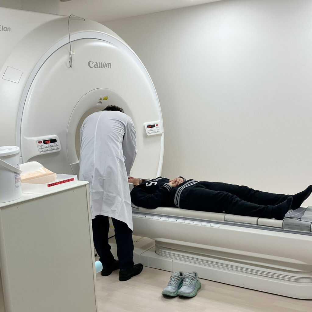 サッカー選手のMRIを利用した健康安全管理診断プログラム実施の様子